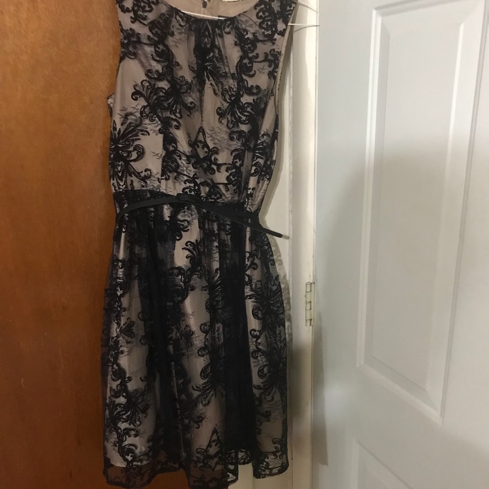 Nice lace cocktail dress!